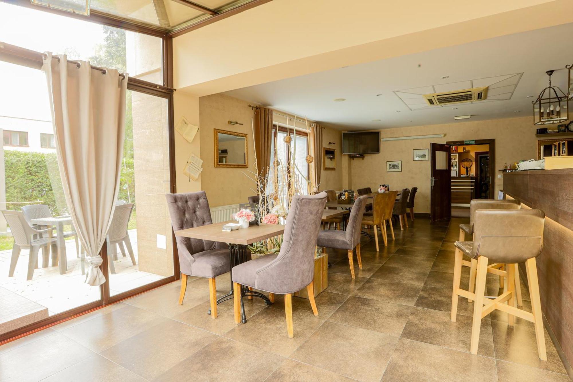 Grand Hotel Senica, Garni מראה חיצוני תמונה