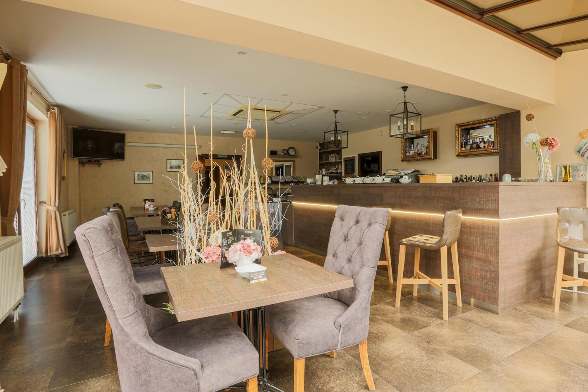 Grand Hotel Senica, Garni מראה חיצוני תמונה