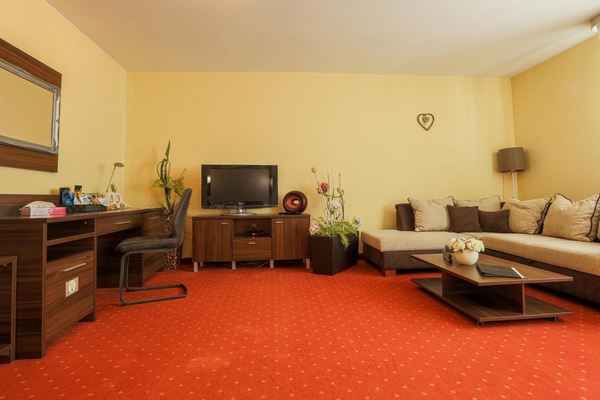 Grand Hotel Senica, Garni מראה חיצוני תמונה