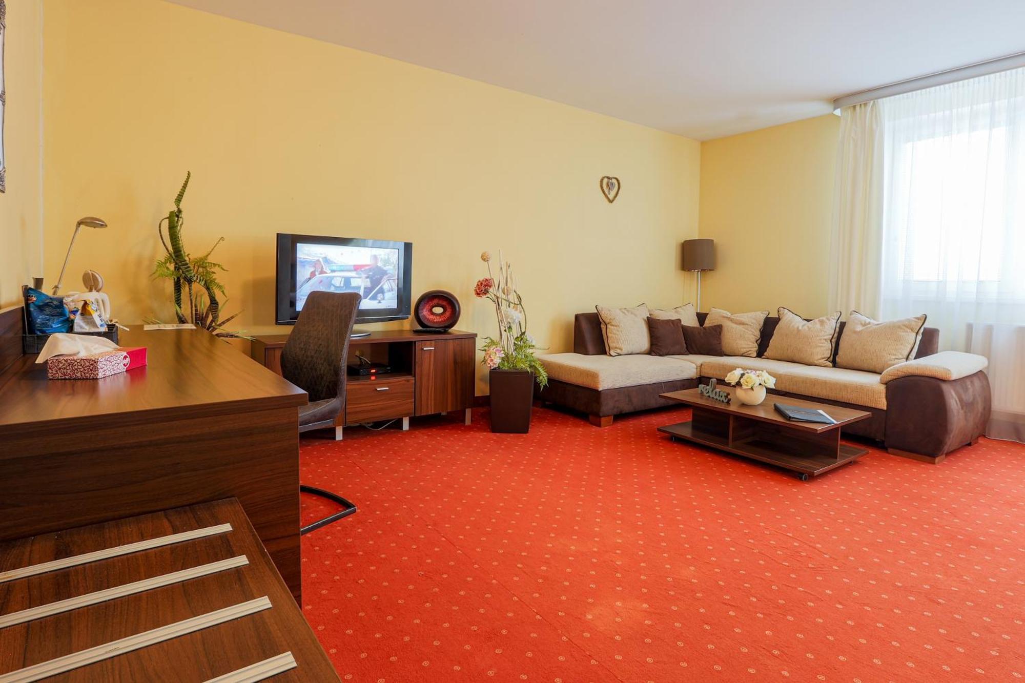 Grand Hotel Senica, Garni מראה חיצוני תמונה