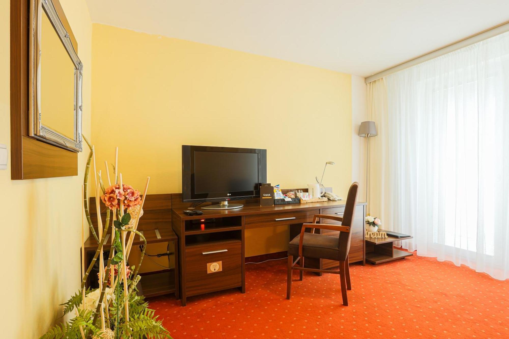 Grand Hotel Senica, Garni מראה חיצוני תמונה
