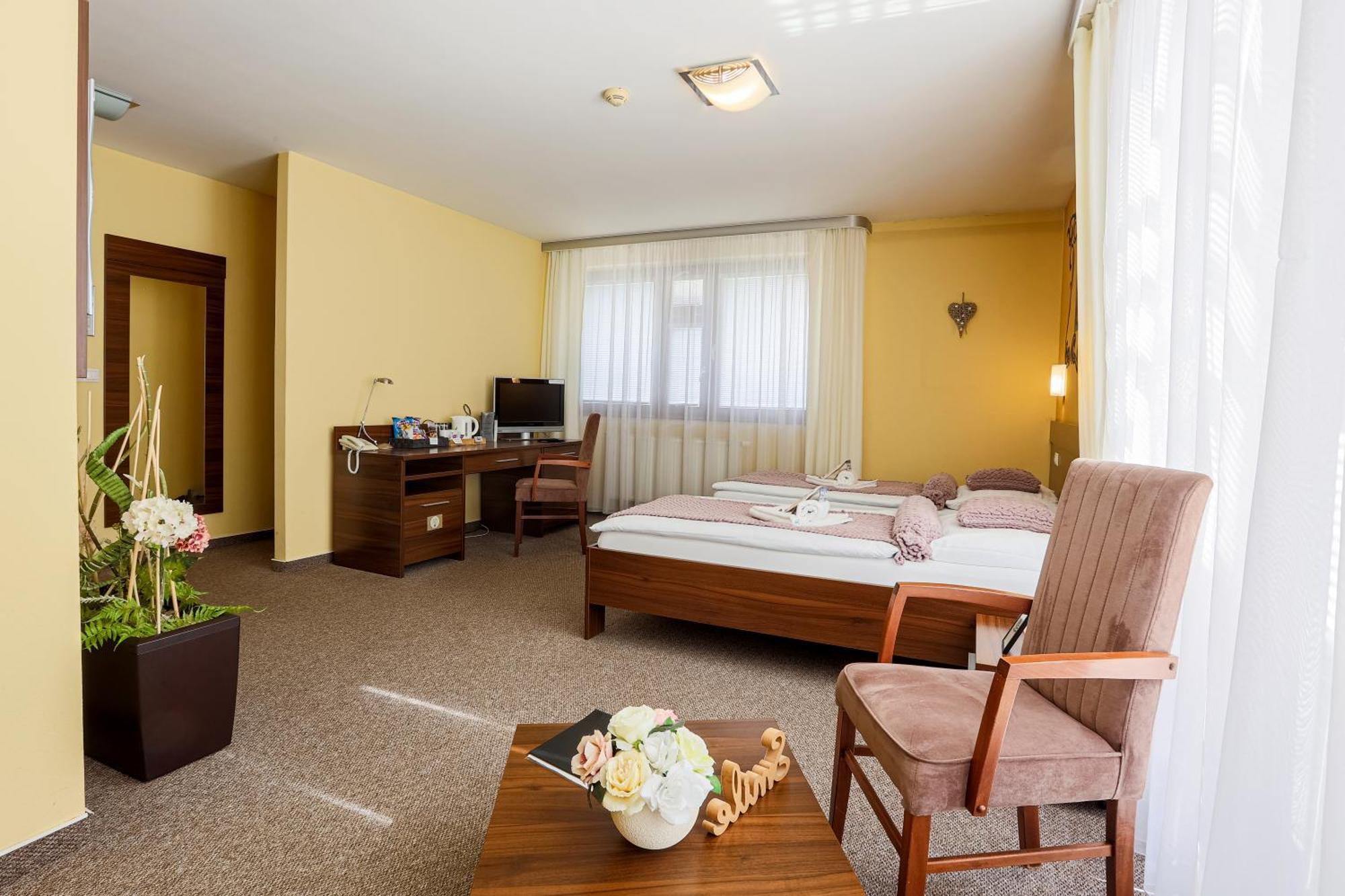 Grand Hotel Senica, Garni מראה חיצוני תמונה
